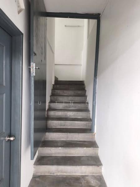 Rumah Bandar untuk Disewa di Taman Salak Selatan (Salak South) - Justin Lew - Entrance - PropertyGuru.com.my