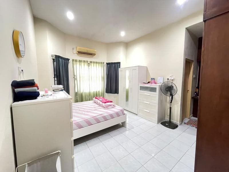 Semi-Detached House for Sale in Beserah (Pahang) - Mohammad Azizi - Bedroom - PropertyGuru.com.my