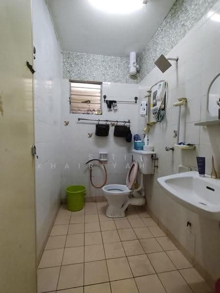 Pangsapuri untuk Dijual di Latan Biru - SITI KHAIRIYAH JAAFAR - Bathroom - PropertyGuru.com.my