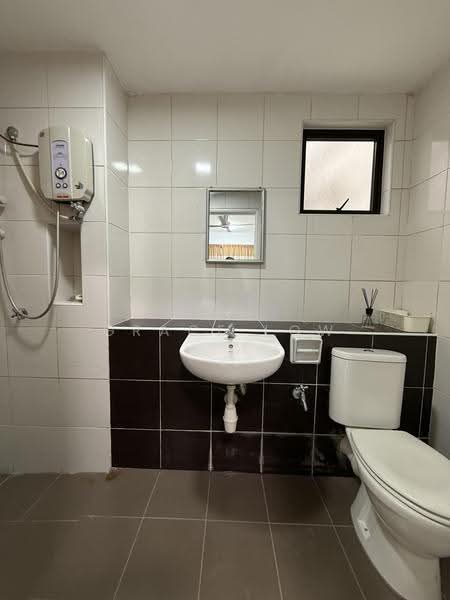 Kediaman Servis untuk Dijual di Sky Gardens Residences - Grace Low - Bathroom - PropertyGuru.com.my