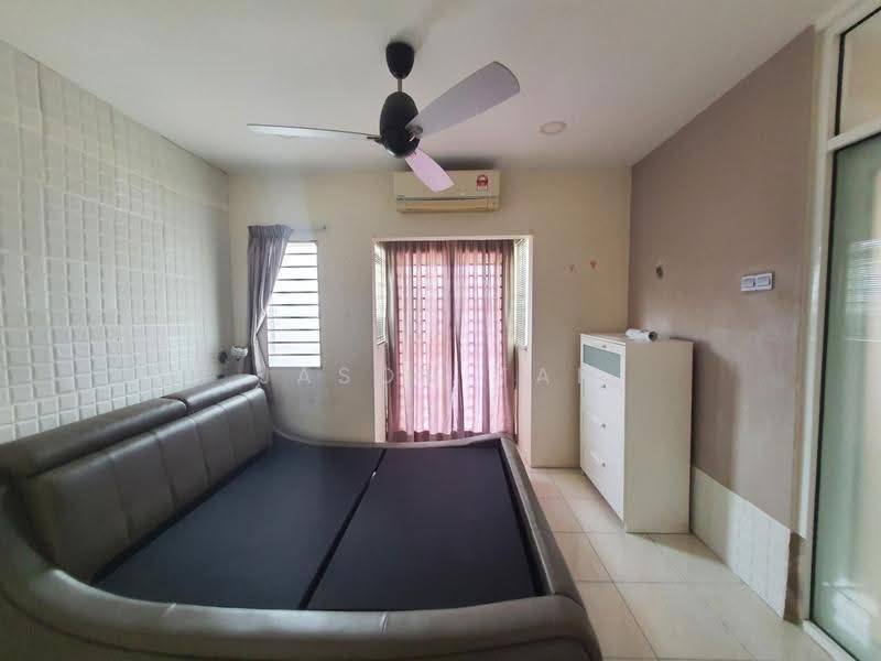 Rumah Teres 2-Tingkat untuk Dijual di Lestari Putra (Seri Kembangan) - Jason Tan - Bedroom - PropertyGuru.com.my