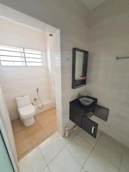 Rumah Teres 2-Tingkat untuk Dijual di Lestari Putra (Seri Kembangan) - Jason Tan - Bathroom - PropertyGuru.com.my