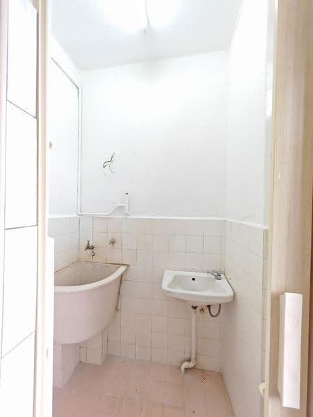 Rumah Flat untuk Disewa di Desa Mawar - Kenny Ooi - Bathroom - PropertyGuru.com.my