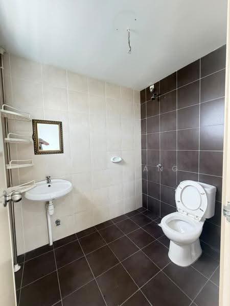 Pangsapuri untuk Disewa di De Bayu - Andrew Ang - Bathroom - PropertyGuru.com.my
