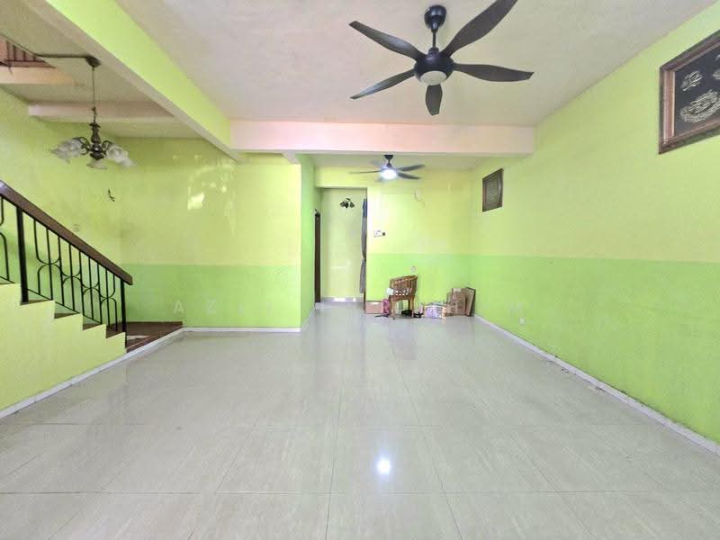 2-storey Terraced House for Sale in Taman Putra (Ampang) - Azli Ibrahim - Living Room - PropertyGuru.com.my