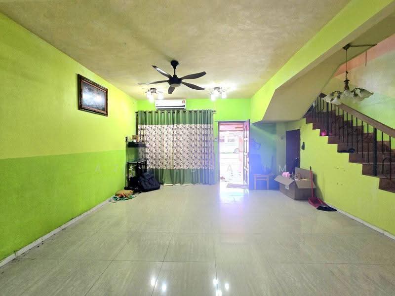 2-storey Terraced House for Sale in Taman Putra (Ampang) - Azli Ibrahim - Living Room - PropertyGuru.com.my
