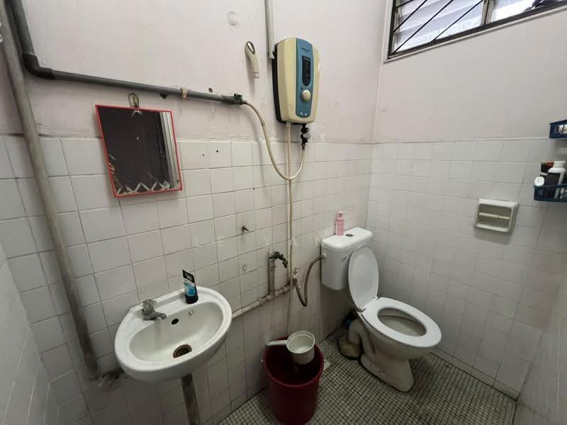 Rumah Teres 2-Tingkat untuk Dijual di Taman Johor Jaya (Johor Bahru) - Le Yang - Bathroom - PropertyGuru.com.my