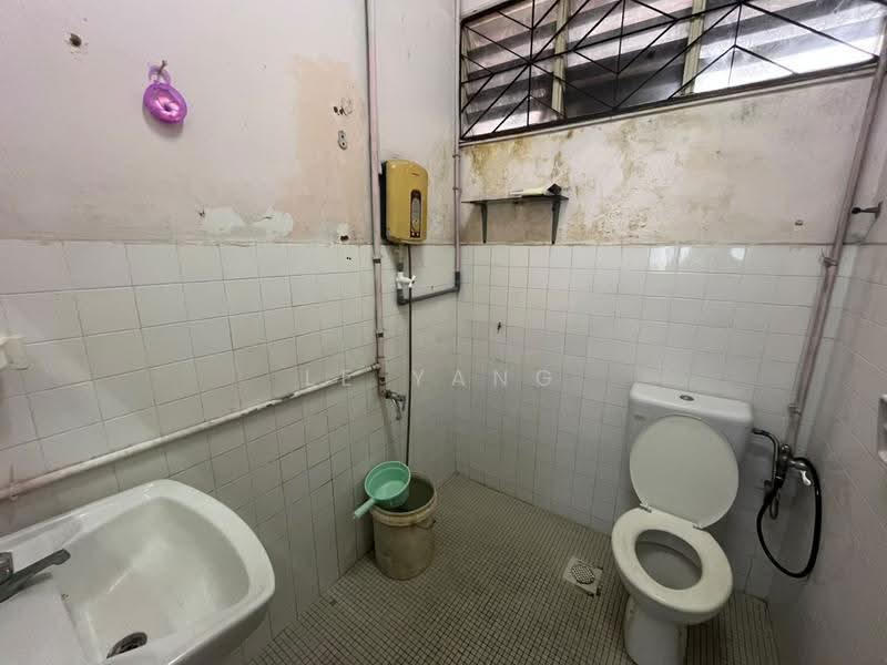 Rumah Teres 2-Tingkat untuk Dijual di Taman Johor Jaya (Johor Bahru) - Le Yang - Bathroom - PropertyGuru.com.my