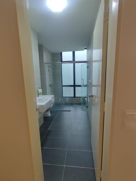 Kondominium untuk Disewa di Brezza Hill - Chris Lee - Bathroom - PropertyGuru.com.my