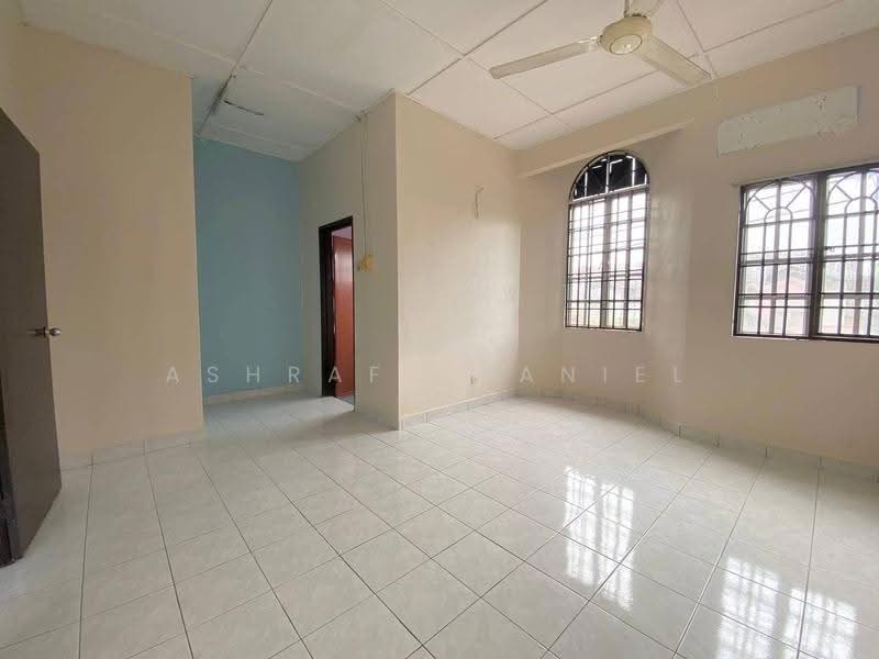Rumah Teres untuk Dijual di Bandar Puteri Klang (Klang) - Ashraff Daniel - Living Room - PropertyGuru.com.my