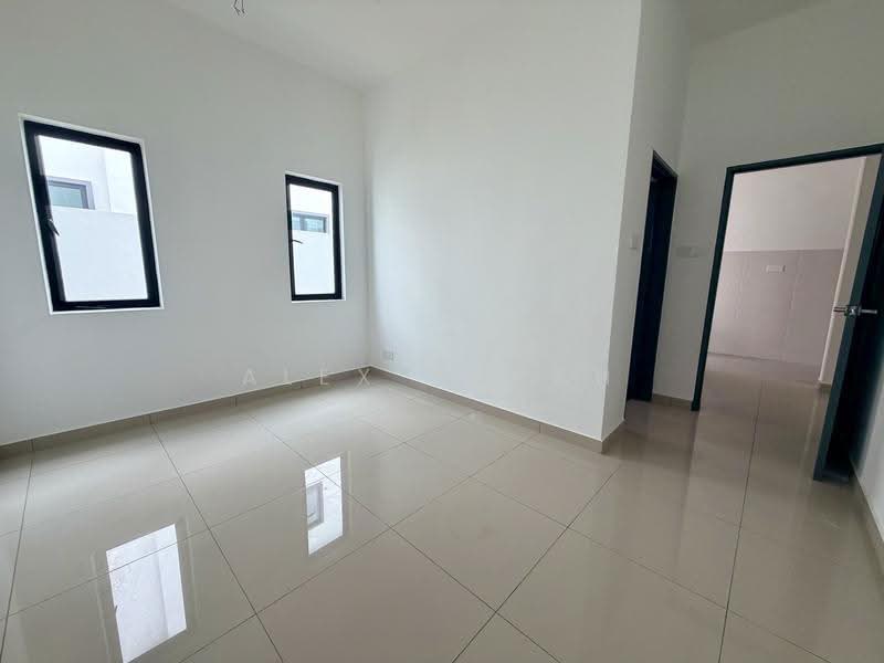 Rumah Kluster untuk Dijual di Taman Lapangan Jaya (Ipoh) - Alex Cheah - Ground Bedroom Ensuite - PropertyGuru.com.my