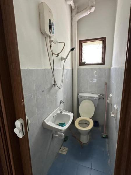 Rumah Teres 2-Tingkat untuk Dijual di Lestari Putra (Seri Kembangan) - Jason Tan - Bathroom - PropertyGuru.com.my