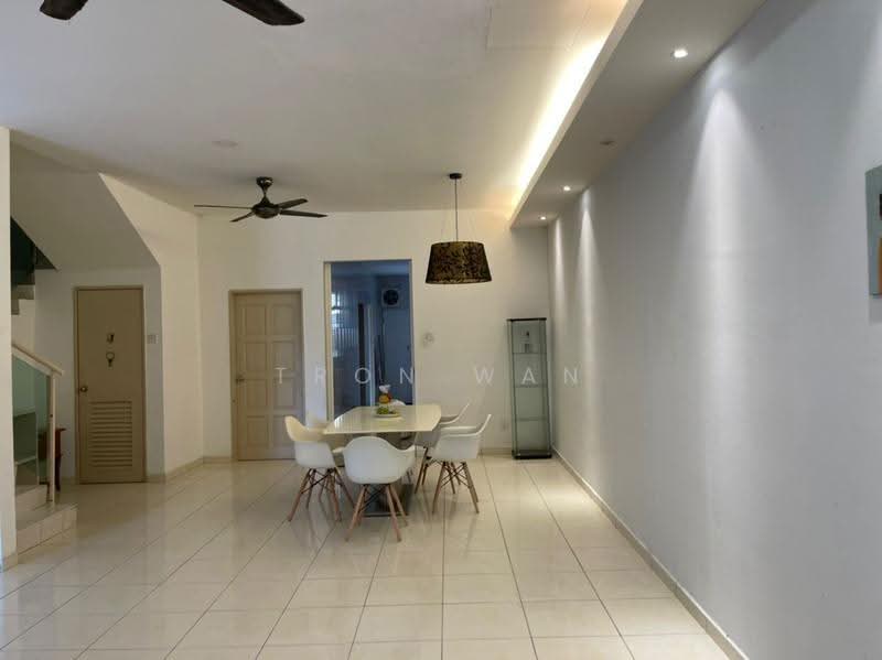 Rumah Teres 2.5-Tingkat untuk Disewa di Puchong (Selangor) - Tron Wan - Living Room - PropertyGuru.com.my