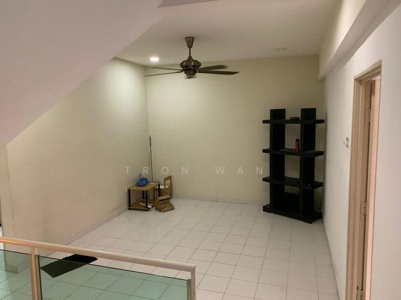 Rumah Teres 2.5-Tingkat untuk Disewa di Puchong (Selangor) - Tron Wan - Living Room - PropertyGuru.com.my