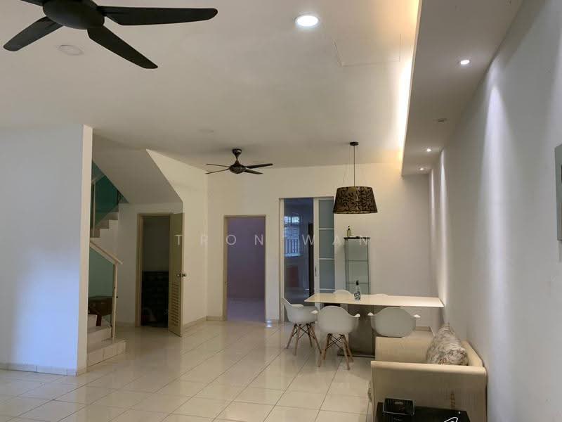 Rumah Teres 2.5-Tingkat untuk Disewa di Puchong (Selangor) - Tron Wan - Living Room - PropertyGuru.com.my