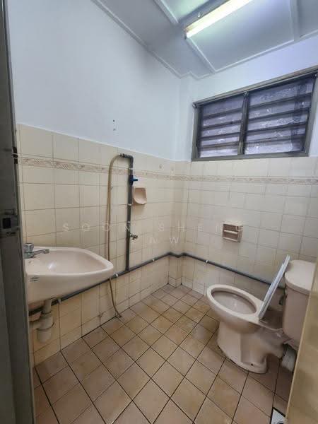 Pangsapuri untuk Disewa di Abadi Indah - Soon Sheng Law - Bathroom - PropertyGuru.com.my