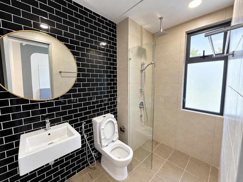 Kediaman Servis untuk Dijual di Union Suites - Wen Rong Andy Lee - Bathroom - PropertyGuru.com.my