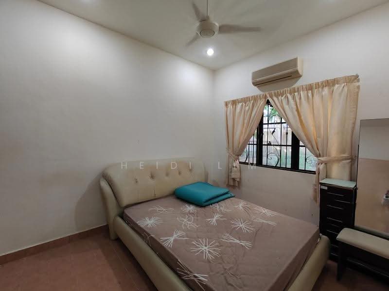 Rumah Berkembar untuk Dijual di Sungai Long (Bandar Sungai Long) - Heidi Lim - Bedroom - PropertyGuru.com.my