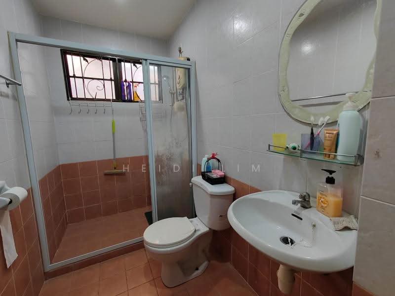 Rumah Berkembar untuk Dijual di Sungai Long (Bandar Sungai Long) - Heidi Lim - Bathroom - PropertyGuru.com.my