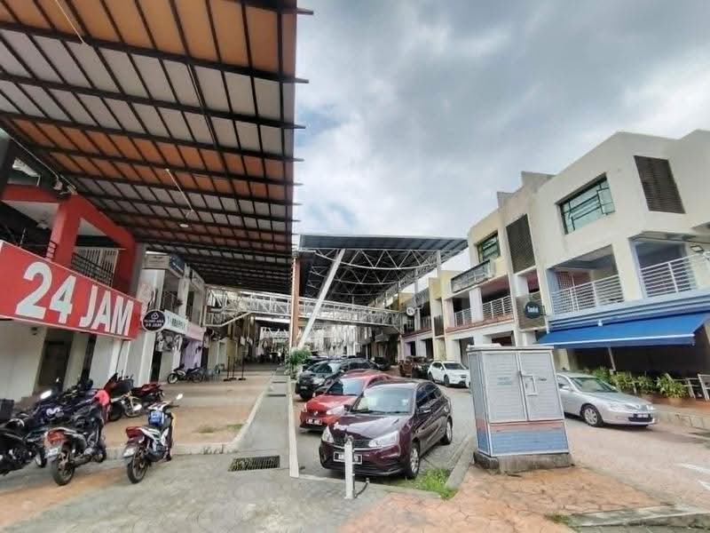 Shop for Sale in Bandar Putra Permai (Seri Kembangan) - HL Lau - Exterior - PropertyGuru.com.my