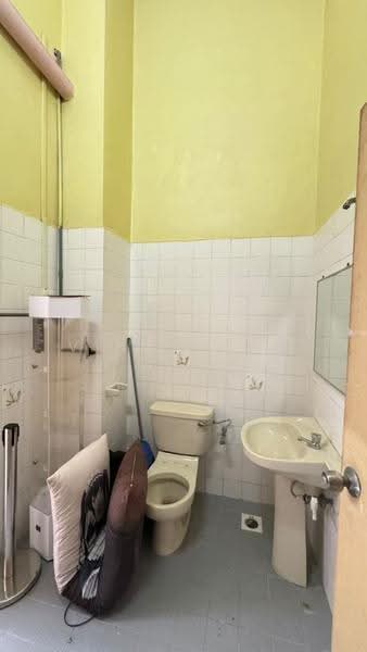 Rumah Teres 2-Tingkat untuk Dijual di Taman Bukit Mewah (Tampoi) - Vince Soo - Bathroom - PropertyGuru.com.my