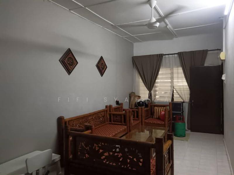 Rumah Teres 1-Tingkat untuk Dijual di Taman Bukit Kuchai (Bandar Kinrara) - Fifi Syafiza - Living Room - PropertyGuru.com.my