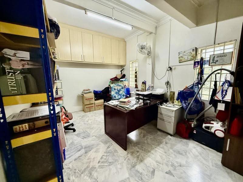 1.5-storey Terraced House for Sale in Taman Teluk Pulai (Klang) - Mala Palanisamy - Study - PropertyGuru.com.my