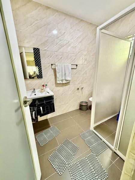 1.5-storey Terraced House for Sale in Taman Teluk Pulai (Klang) - Mala Palanisamy - Bathroom - PropertyGuru.com.my