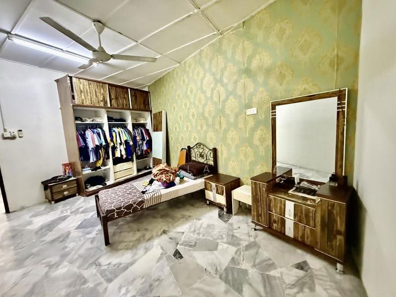 1.5-storey Terraced House for Sale in Taman Teluk Pulai (Klang) - Mala Palanisamy - Bedroom - PropertyGuru.com.my