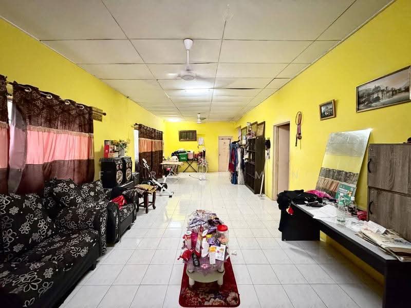 Rumah Banglo untuk Dijual di Bandar Putra Permai (Seri Kembangan) - Fikri Yasmin - Living Room - PropertyGuru.com.my