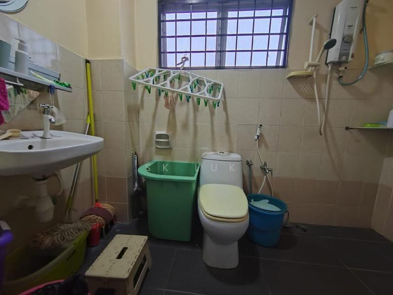 2-storey Terraced House for Sale in Taman Garing Utama (Rawang) - SK Luk - Bathroom - PropertyGuru.com.my
