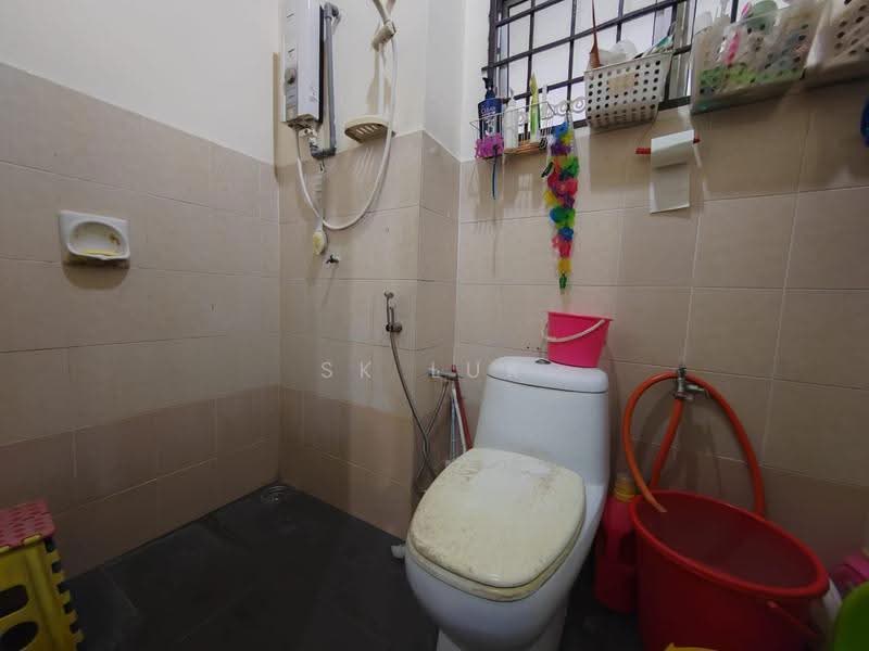 2-storey Terraced House for Sale in Taman Garing Utama (Rawang) - SK Luk - Bathroom - PropertyGuru.com.my