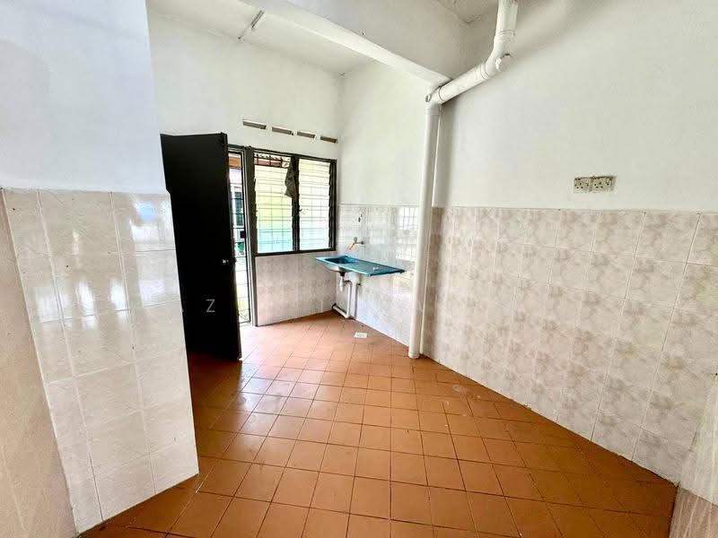 2-storey Terraced House for Sale in Bandar Rinching Seksyen 6 (Semenyih) - Azli Ibrahim - Kitchen - PropertyGuru.com.my