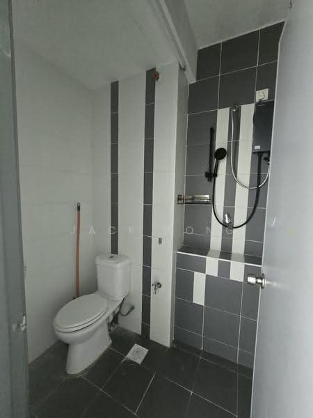 Kediaman Servis untuk Dijual di D'Ambience Residences (Pangsapuri Ikatan Flora) - Jack Wong - Bathroom - PropertyGuru.com.my