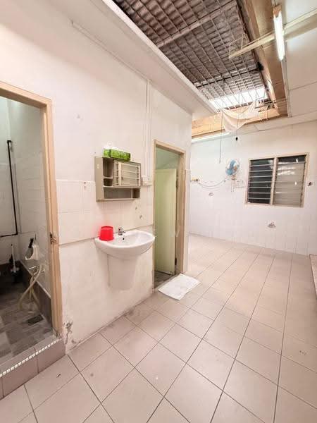 Rumah Berkembar untuk Dijual di Kampung Paya Terubong (Air Hitam) - Matthew Png - Bathroom - PropertyGuru.com.my