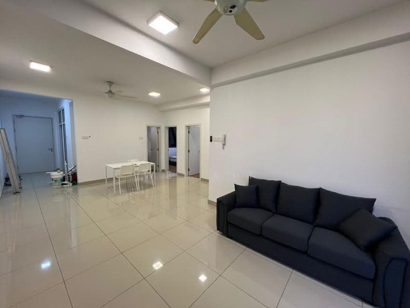 Kediaman Servis untuk Dijual di Utropolis Suites 1 - Wei Kit - Living Room - PropertyGuru.com.my