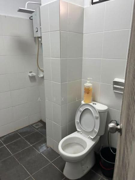 Pangsapuri untuk Disewa di Residensi Larkin Indah - Alex Lee - Bathroom - PropertyGuru.com.my