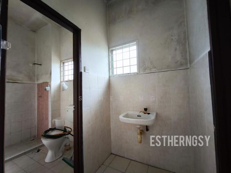 Rumah Berkembar untuk Dijual di Taman Teluk Pulai Indah (Klang) - Esther Ng - Bathroom - PropertyGuru.com.my