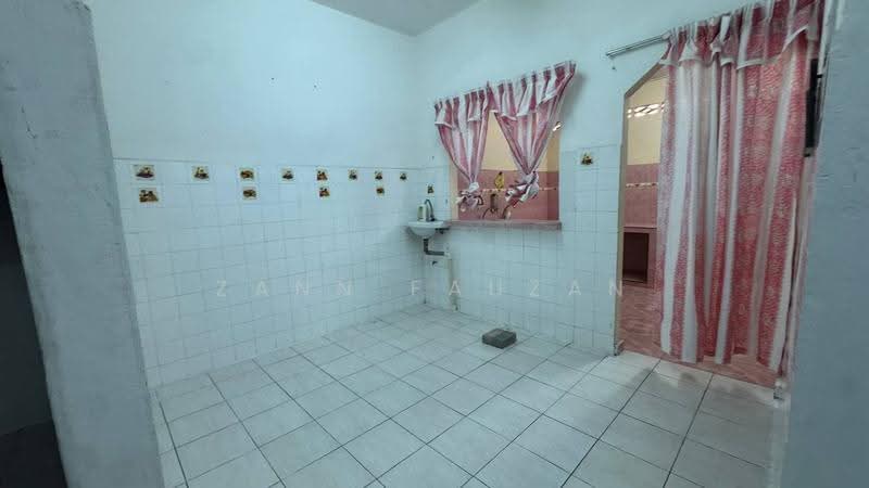 Cluster House for Sale in Taman Kalumpang (Kalumpang) - Zann Fauzan - Kitchen - PropertyGuru.com.my