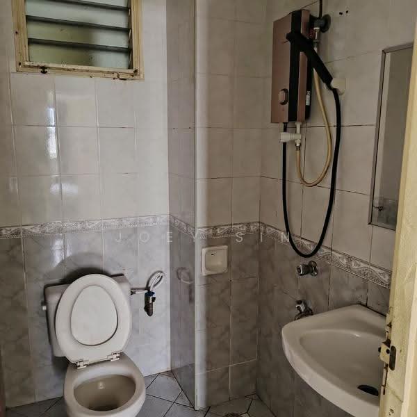 Apartment for Rent at Fair View Apartment - Joey Sin - Bathroom - PropertyGuru.com.my