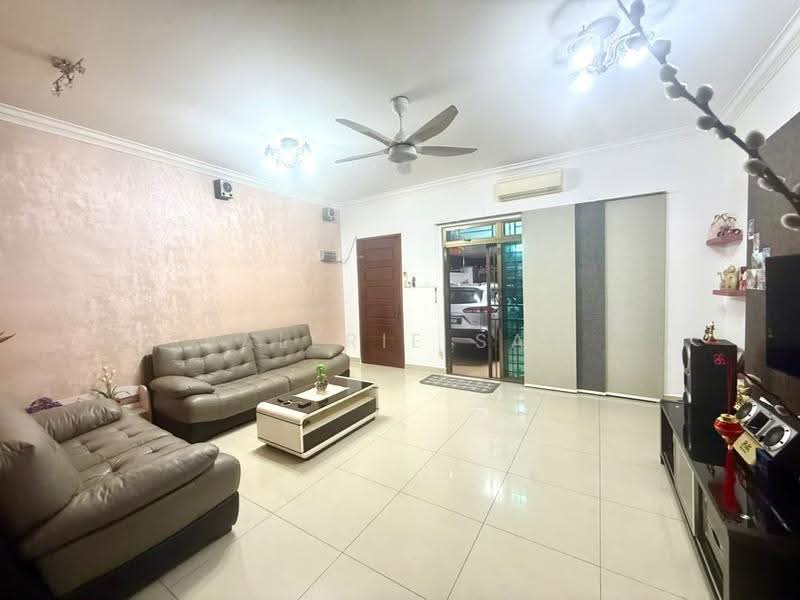 Rumah Teres 2-Tingkat untuk Disewa di Taman Mount Austin (Tebrau) - Valerie Saw - Living Room - PropertyGuru.com.my