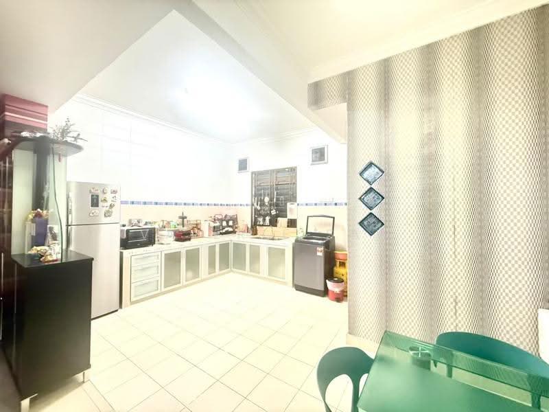 Rumah Teres 2-Tingkat untuk Disewa di Taman Mount Austin (Tebrau) - Valerie Saw - Kitchen - PropertyGuru.com.my