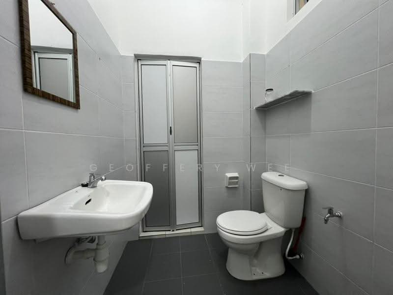 Rumah Berkembar untuk Disewa di Taman Tasik Utama (Bukit Katil) - Geoffery Wee - Bathroom - PropertyGuru.com.my