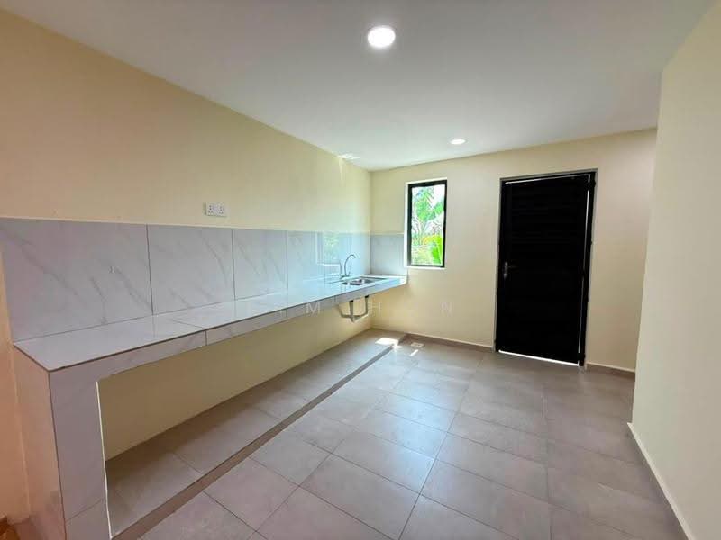 2-storey Terraced House for Sale in Bandar Putra Kulai (Kulai) - Kim Hon - Kitchen - PropertyGuru.com.my