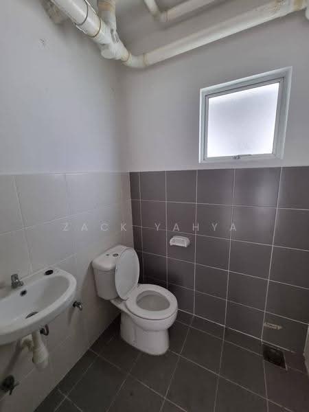 Pangsapuri untuk Dijual di Residensi Laguna Biru 2 - Zack Yahya - Bathroom - PropertyGuru.com.my