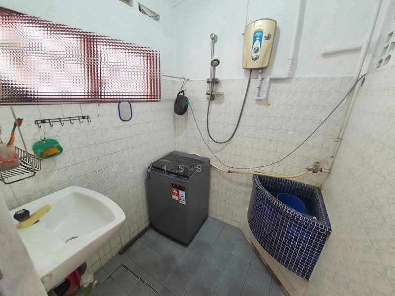 1-storey Terraced House for Sale in Taman Ungku Tun Aminah (Skudai) - Alviss Tay - Bathroom - PropertyGuru.com.my