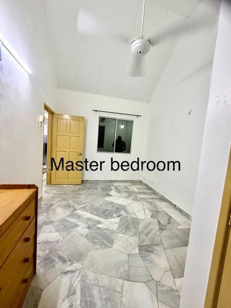 1-storey Terraced House for Rent in Bandar Kinrara Seksyen 3 (Bandar Kinrara) - Chris Choo - Master Bedroom - PropertyGuru.com.my