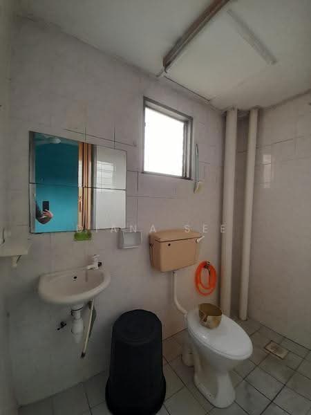 Pangsapuri untuk Disewa di Pangsapuri Sri Kemuning - Diana See - Bathroom - PropertyGuru.com.my