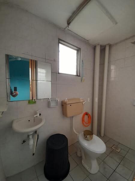 Pangsapuri untuk Disewa di Pangsapuri Sri Kemuning - Diana See - Bathroom - PropertyGuru.com.my