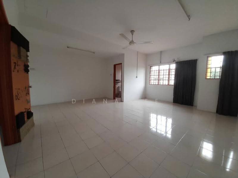 2-storey Terraced House for Sale in Taman Meru (Klang) - Diana See - Master Room - PropertyGuru.com.my
